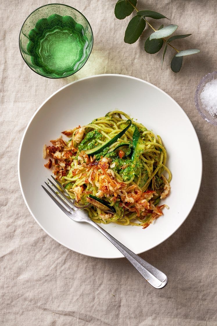 Spaghetti verde med hasselnötter, zucchini och pannoumi