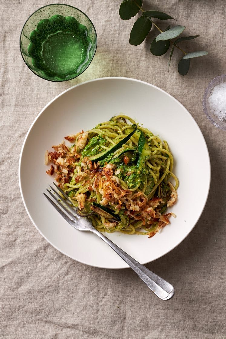 Spaghetti verde med hasselnötter, zucchini och pannoumi