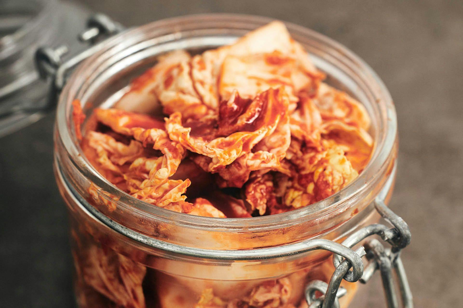 En glasburk fylld med kimchi