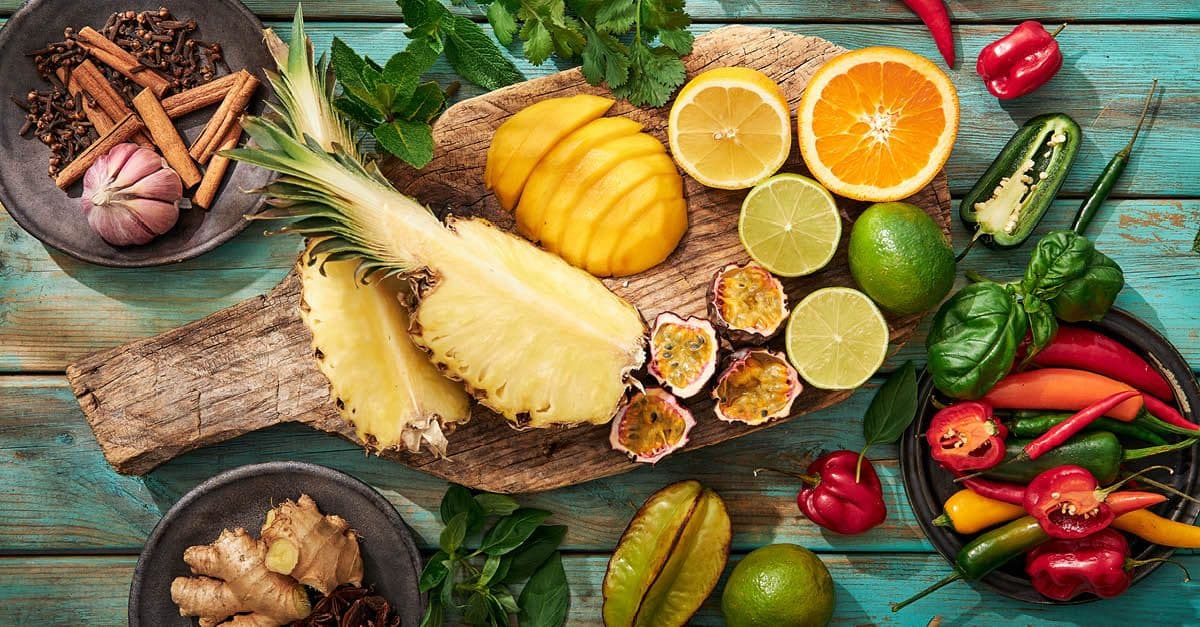 Ananas, apelsin, mango och andra exotiska frukter