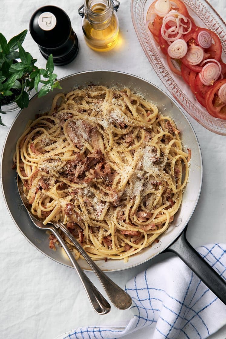 Carbonara med kycklingbacon och tomatsallad