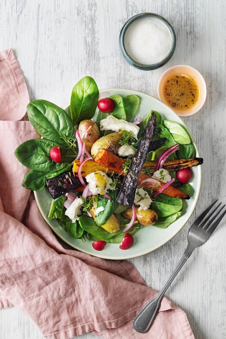 Sallad med rostade rotfrukter, mozzarella och citronyoghurt