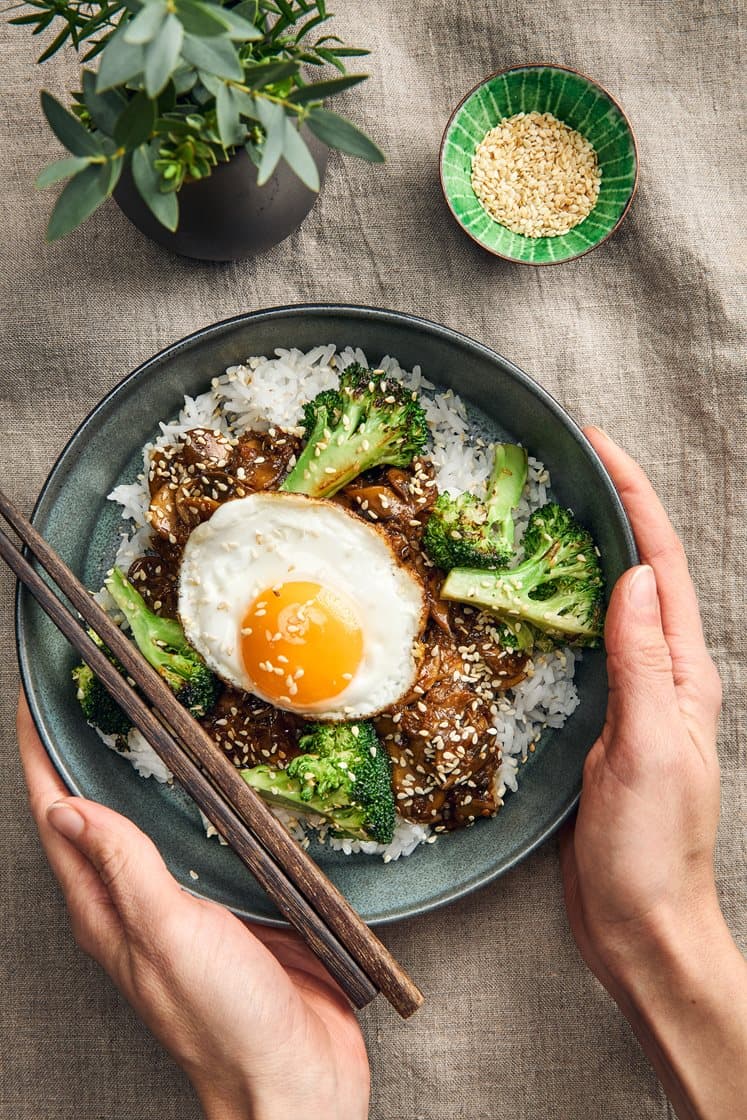 Svampyakiniku med ägg och sesamstekt broccoli