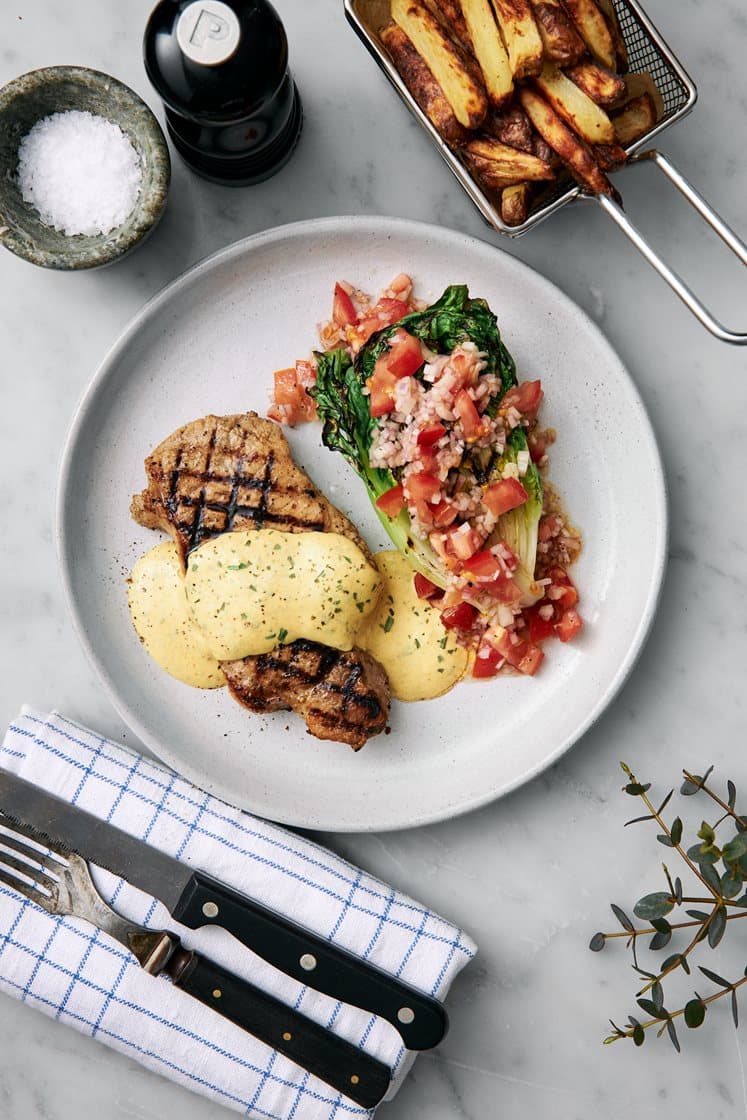 Fläskkotlett med grillad gemsallad och Café de Paris-sås