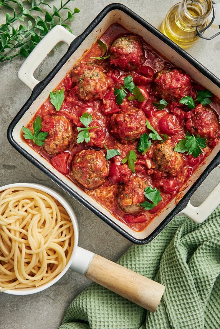 Citron- och vitlöksdoftande köttbullar i tomatsås