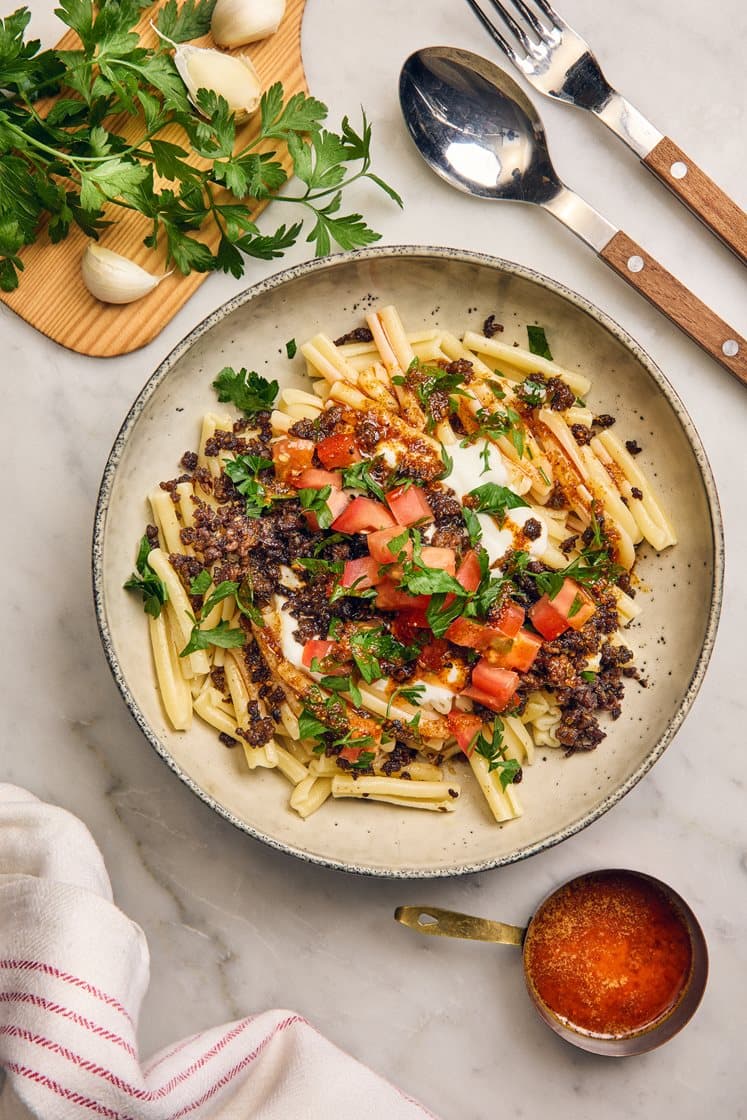 Turkisk pasta - casarecce med vitlökssås, nötfärs och kryddsmör