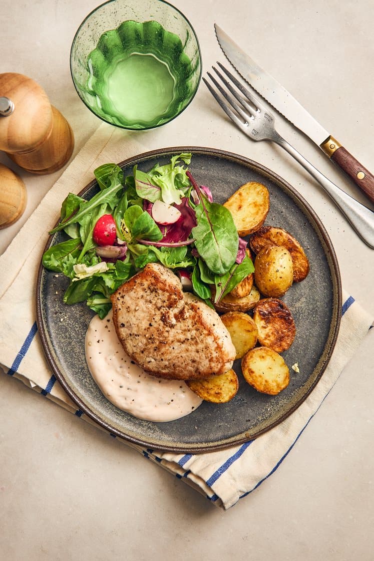 Fläskkotlett med rostad potatis, mild chilisås och krispig sallad