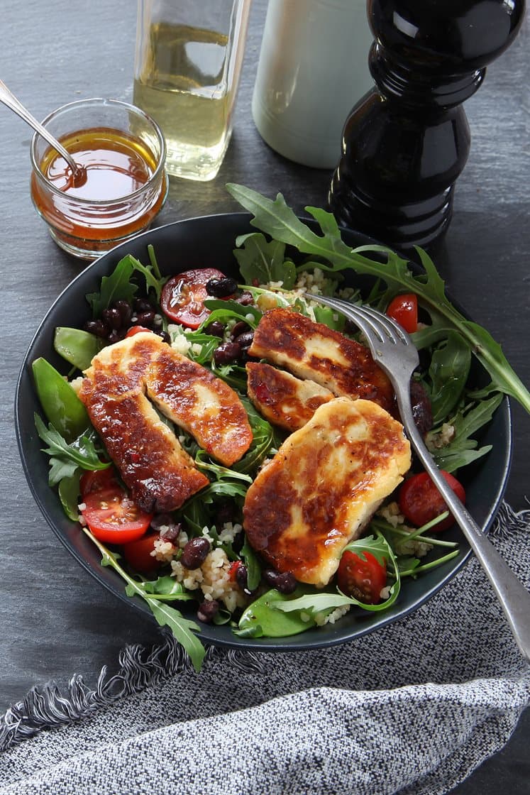 Stekt halloumi med bulgur- och bönsallad