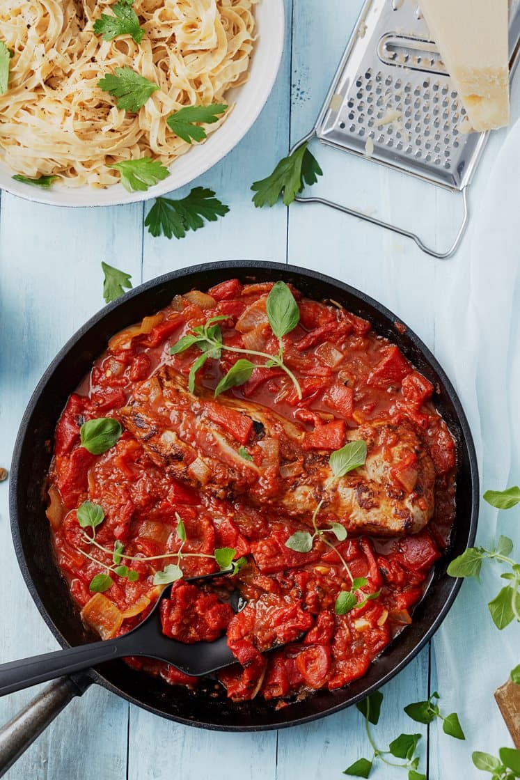 Fläskkotlett i rostad paprikasås med pasta och parmesan