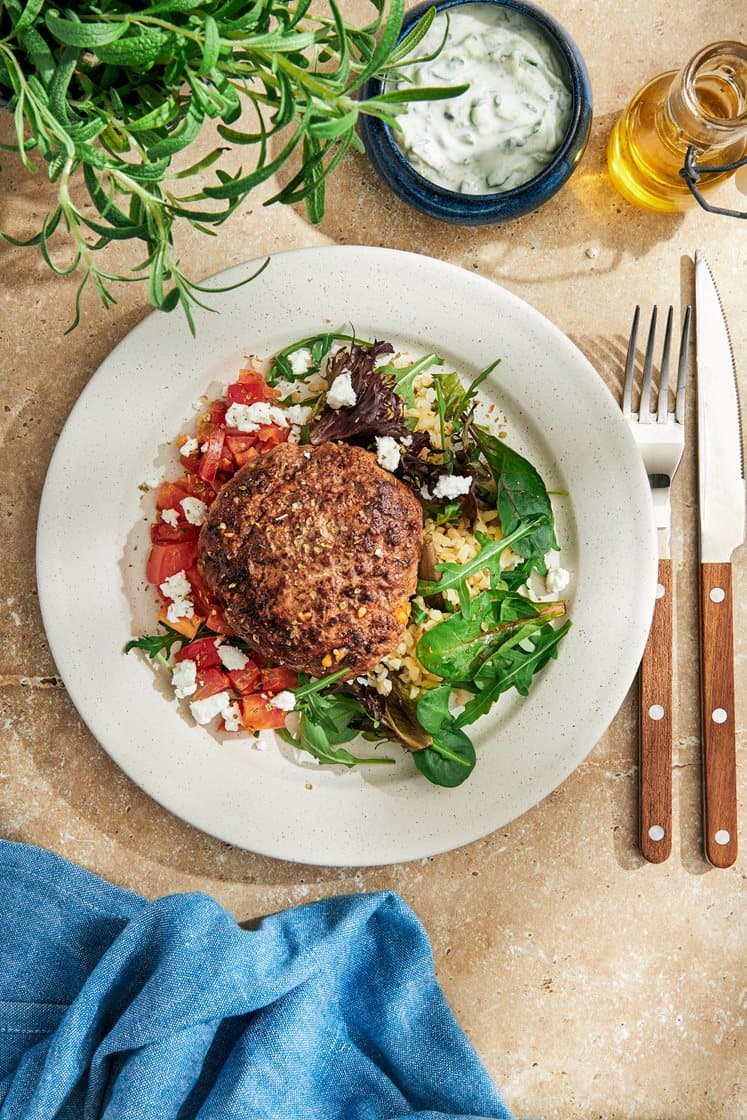 Medelhavsbiffar med tomat, fetaost och tzatziki