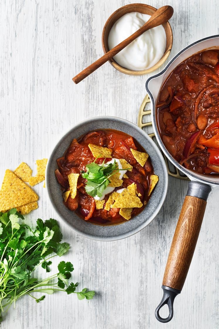 Chiligryta med svarta bönor, tortillachips och guacamole