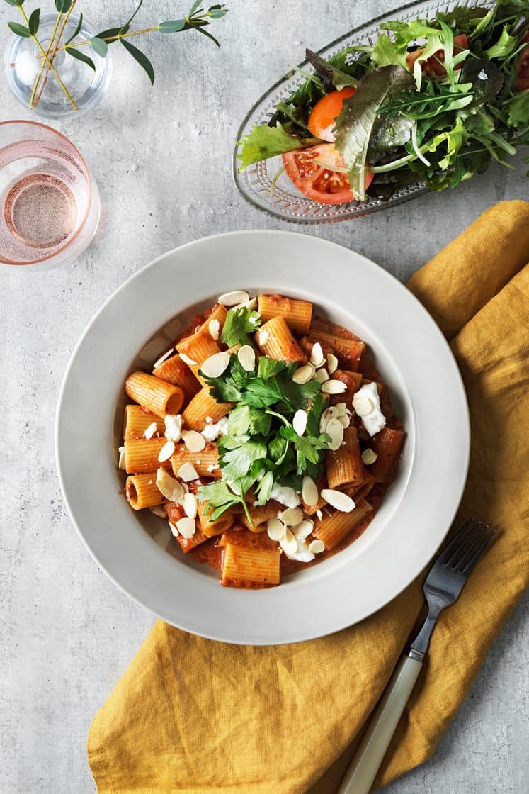 Tomat- och paprikadoftande pasta med fetaost och mandeltopping