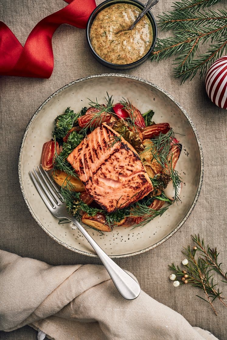 Ljummen julsallad med rostade betor, hovmästardressing och halstrad lättgravad lax