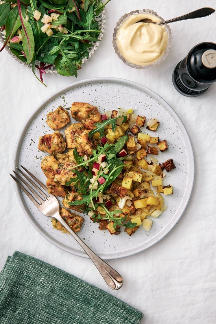 Kyckling Greta med lökrostad potatis, äppelsallad och dijonnaise