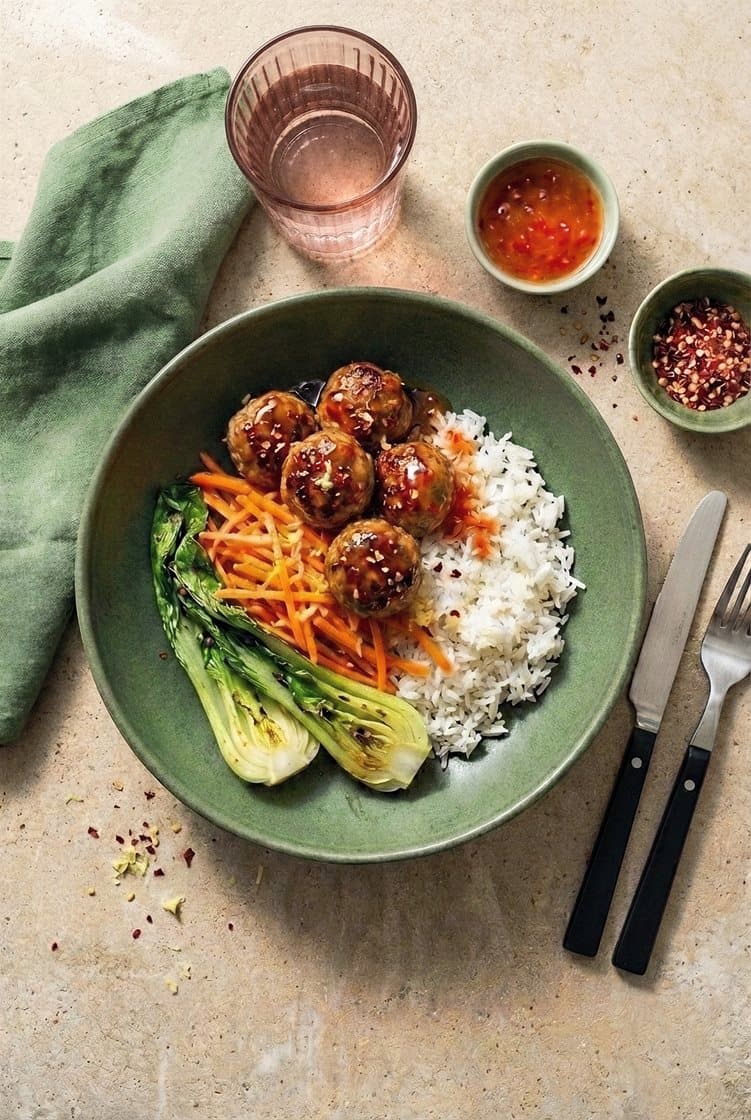 Asiatiska kalkonfärsbullar med sesamdressad morotssallad, pak choy och sweet-chilisås