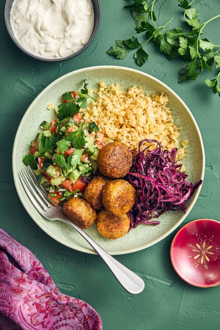 Falafel med fetayoghurt, salata baladi, syrad rödkål och bulgur