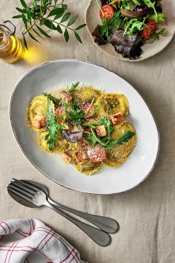 Ravioli med pesto och riven parmesan 