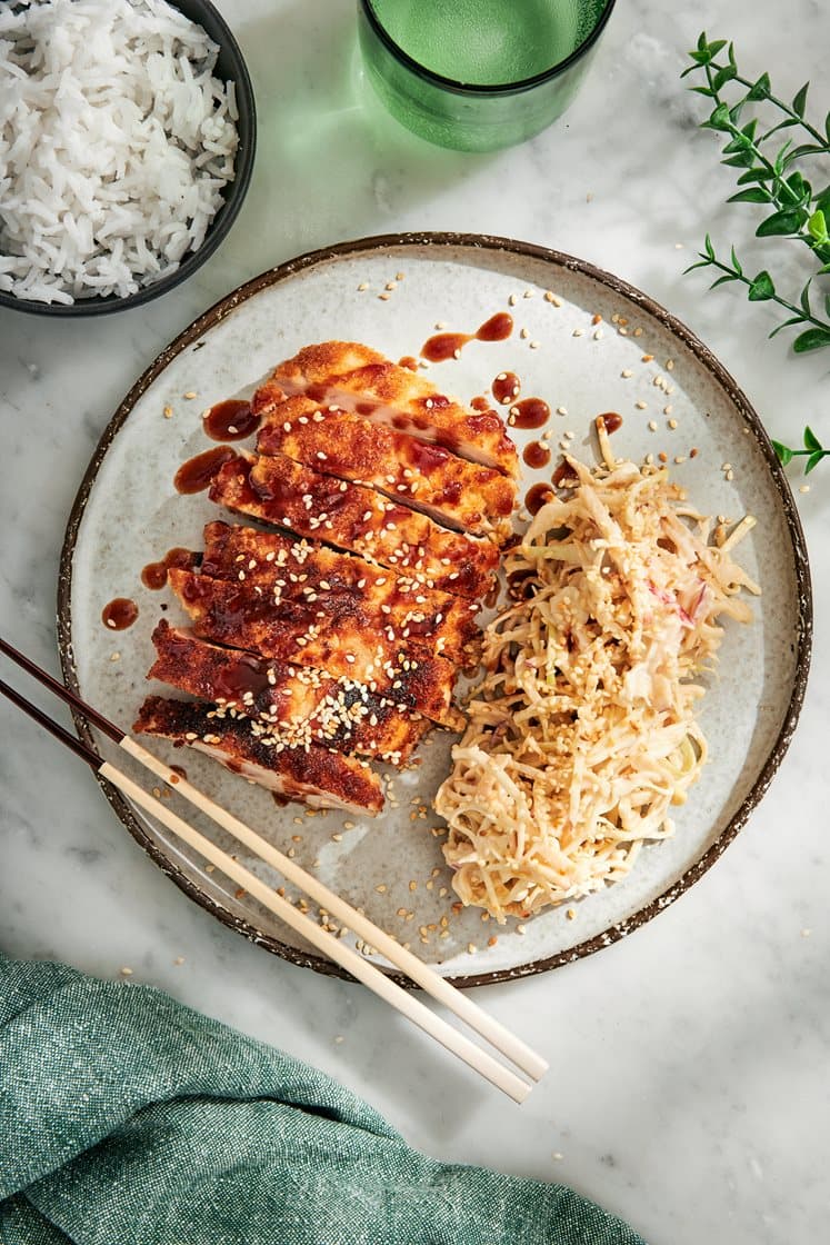 Torikatsu - Krispig kyckling med asiatisk coleslaw, sesamfrön och jasminris