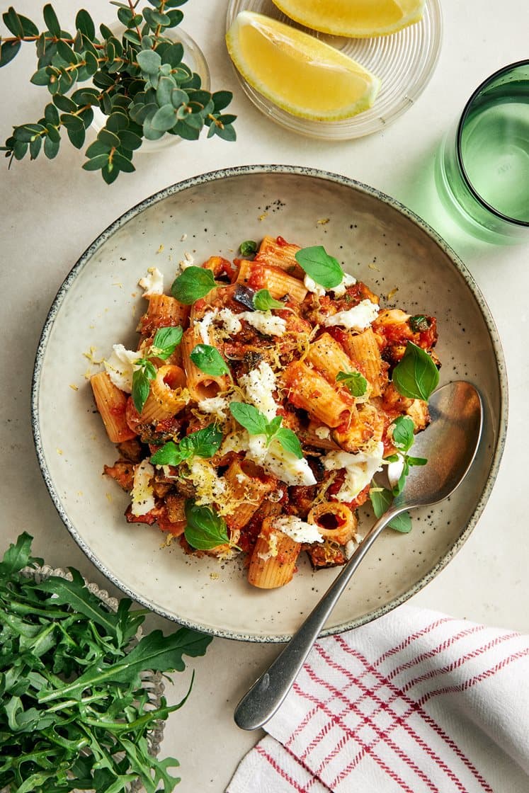 Pasta alla norma med mozzarella och färsk oregano