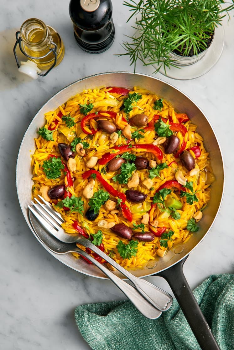 Risonipaella med vitlöksfrästa grönsaker, cashewnötter och oliver