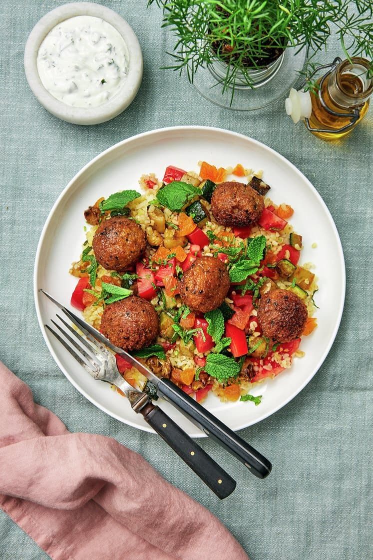 Tunisisk bulgursallad med falafel och myntakräm