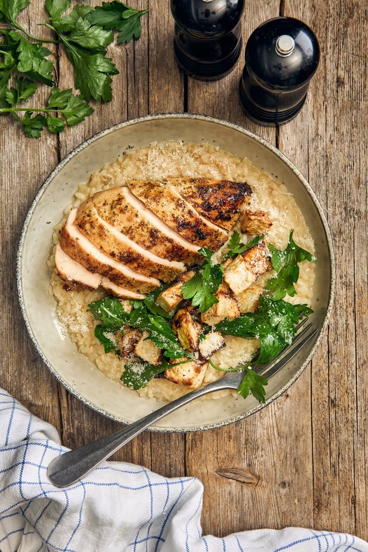 Kycklingfilé med tryffelrisotto, rostad rotselleri och parmesan