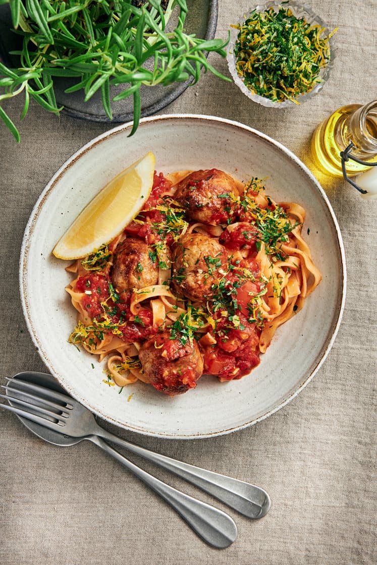 Tagliatelle med kryddig tomatsås, fläskfrikadeller och gremolata