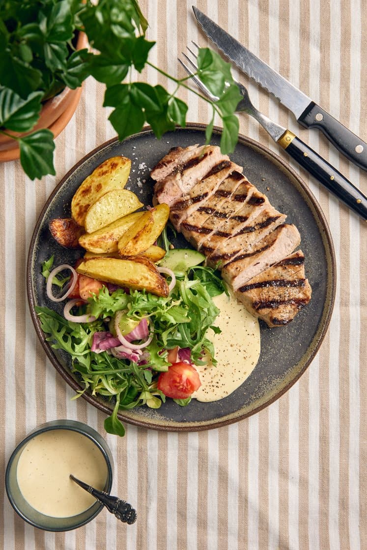 Grillad fläskkotlett med potatisklyftor, grönsallad och dijonnaise