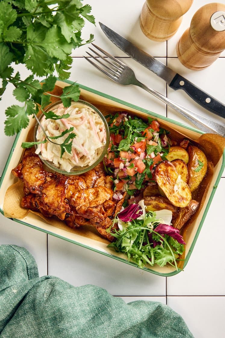 BBQ-stekt fläsk med rostad potatis, tomatsalsa och coleslaw