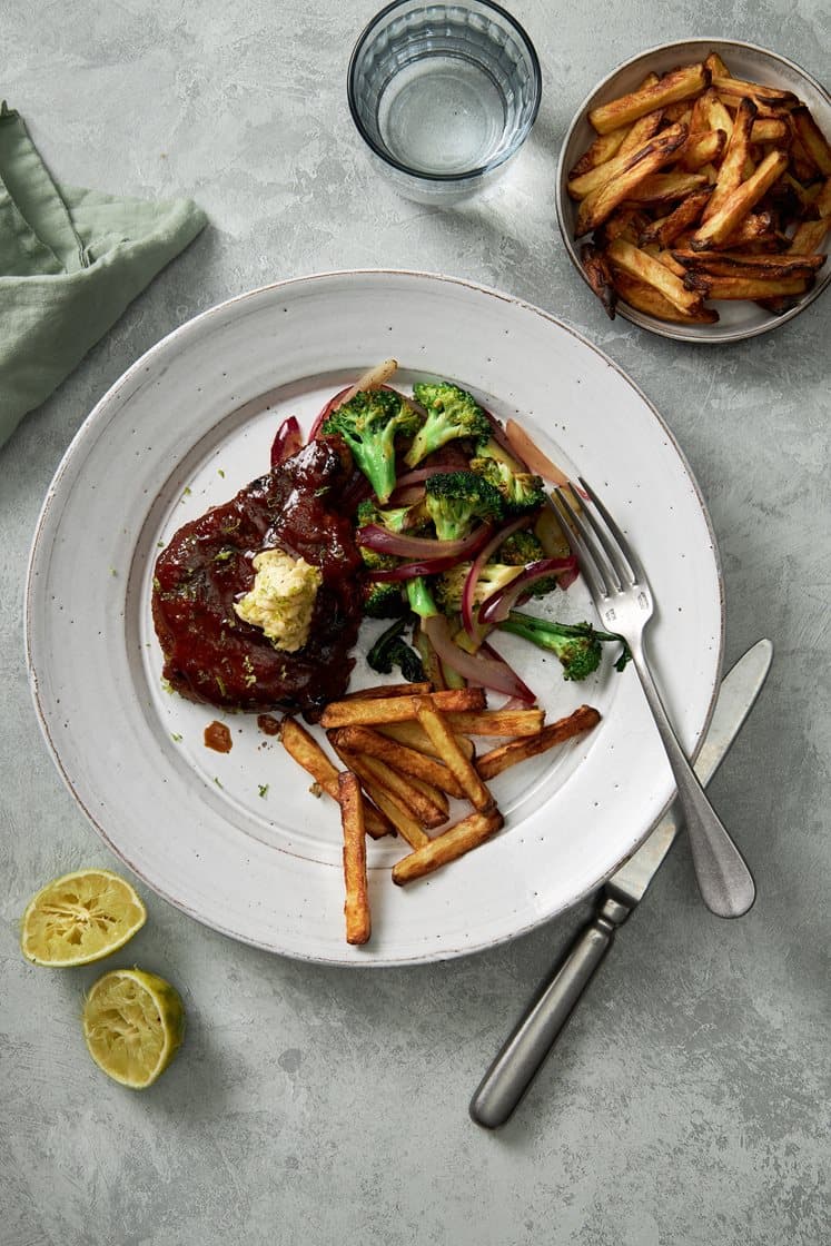 Huli huli pork med pommes frites, vitlöksstekt broccoli och limesmör