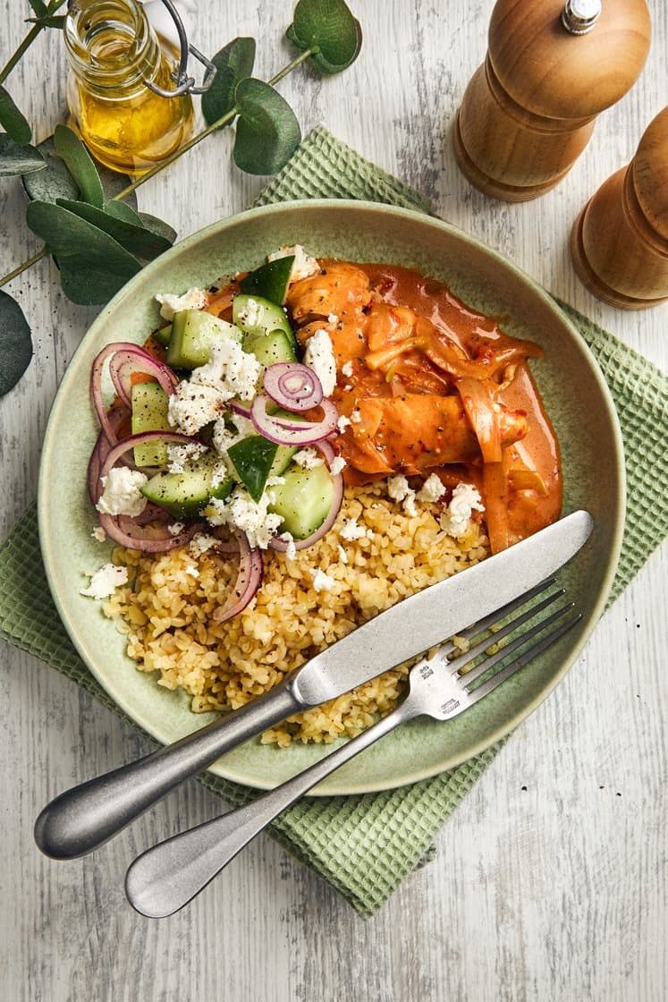 Kyckling i gräddig ajvarsås med sallad på gurka och fetaost