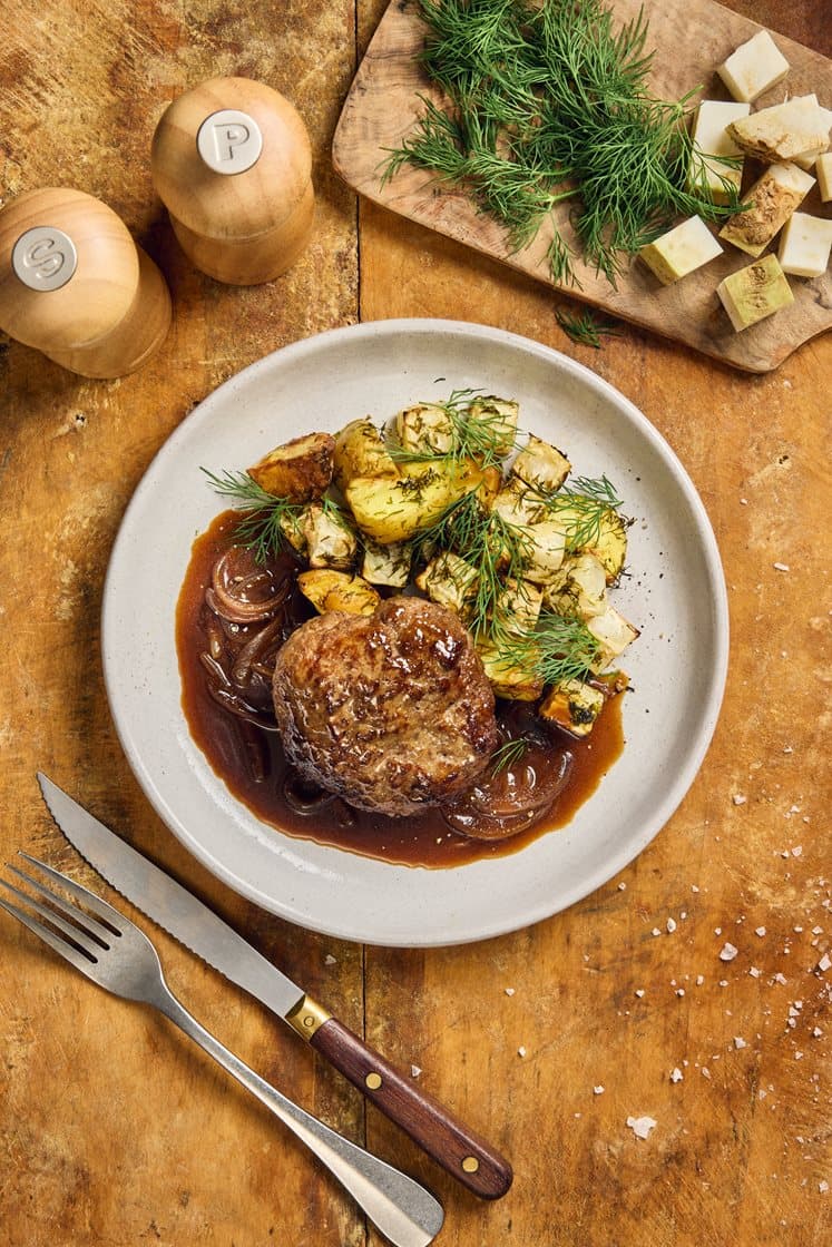 Färsbiffar med dillrostad rotselleri och löksky