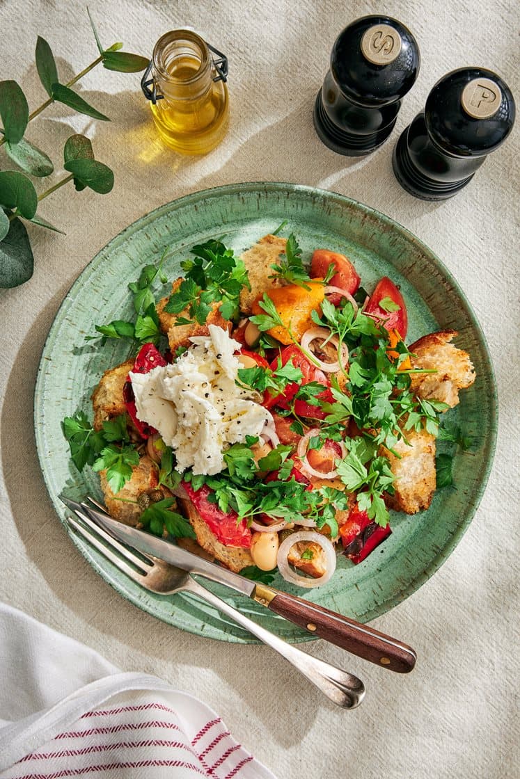 Panzanella - Toscansk brödsallad med rostad paprika och kapris