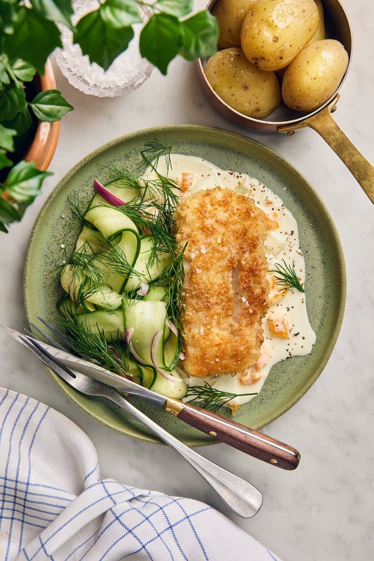 Pankopanerad torsk med äggsås, dill och sötsyrlig gurka