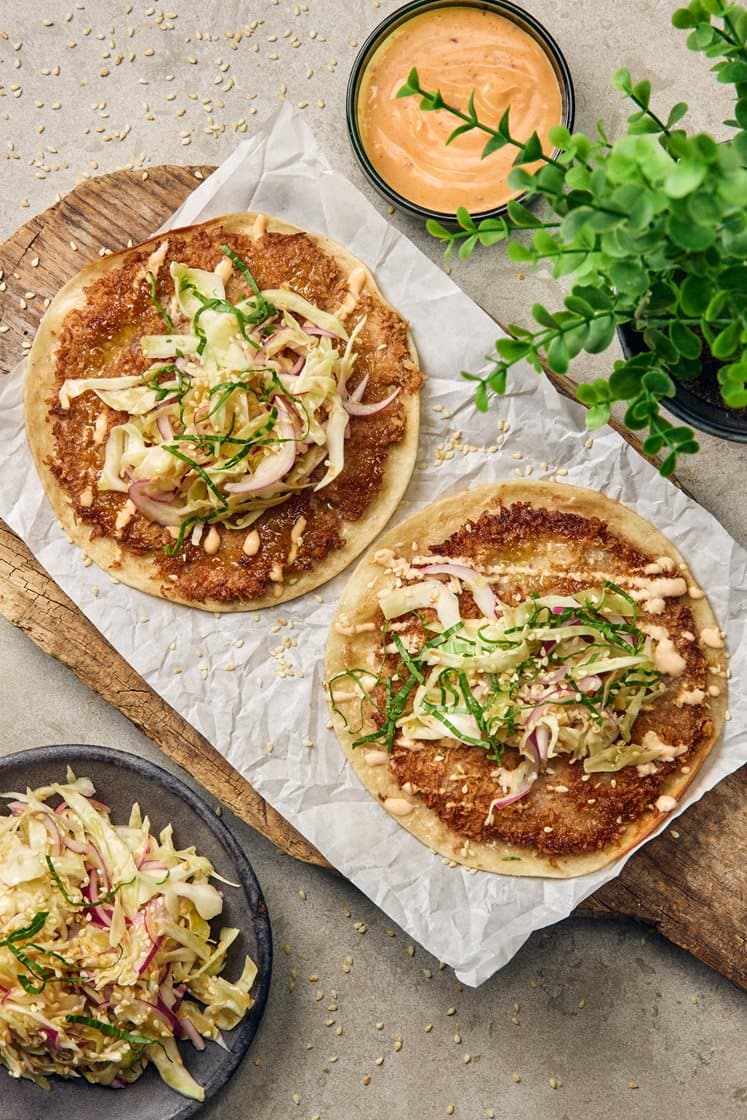 Krispig pankostekt kalkontortilla med sesamdressad kål och misomajonnäs