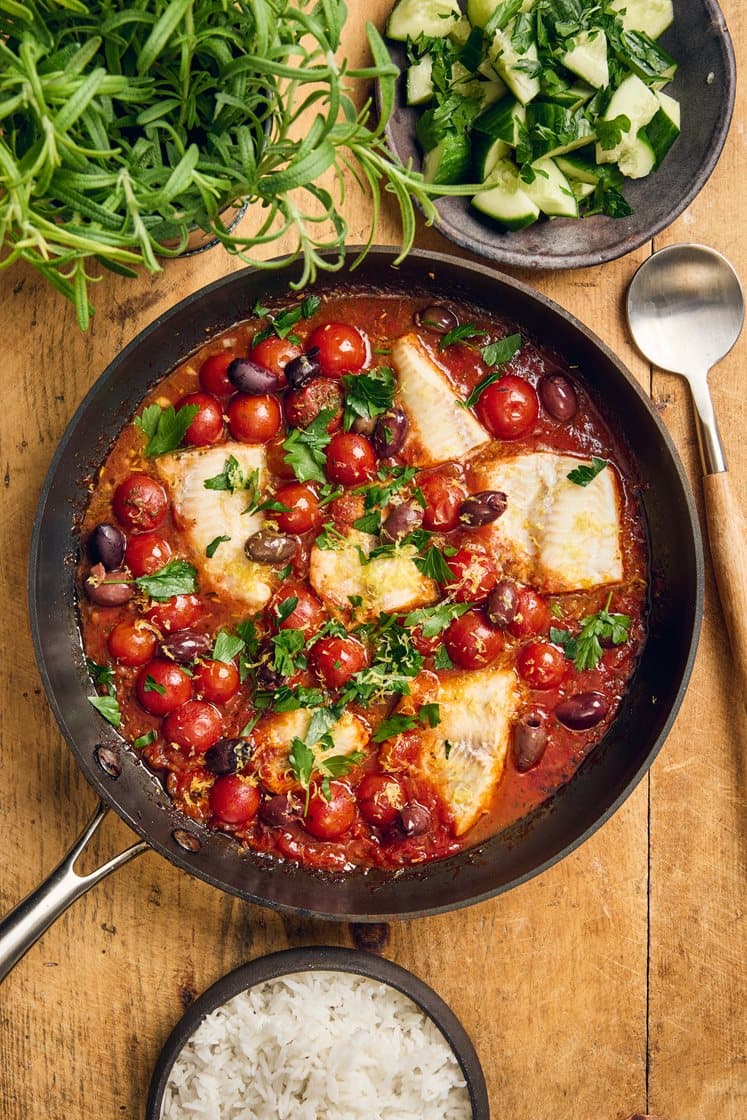 Medelhavspanna med kolja, kalamataoliver, citron och persilja 