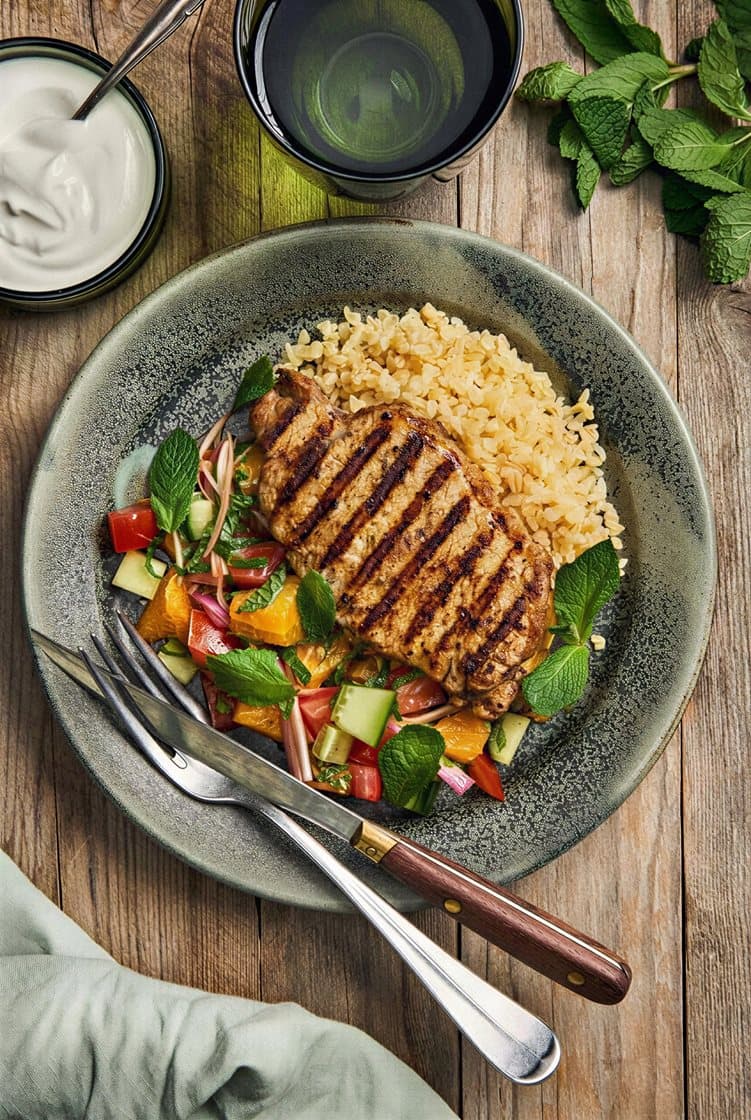 Zaatargrillad fläskkotlett med bulgursallad, apelsin och yoghurt