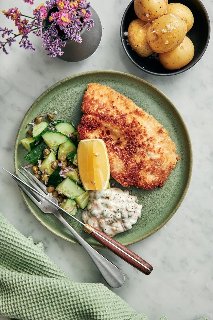 Panerad rödstrimma med kokt potatis och remouladsås