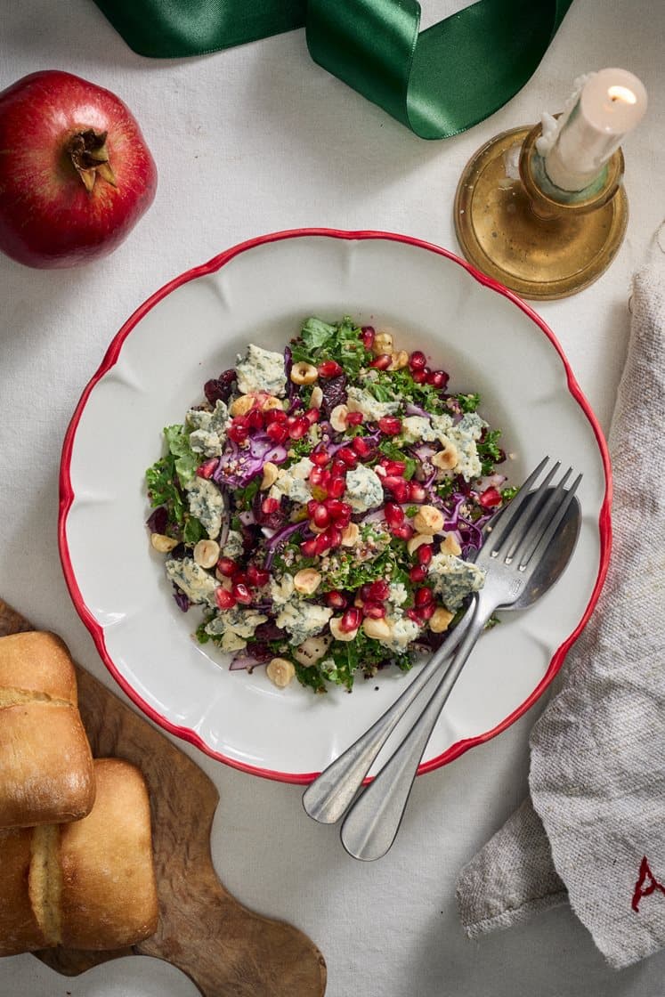 Julsallad med quinoa, granatäpple, ädelost och hasselnötter