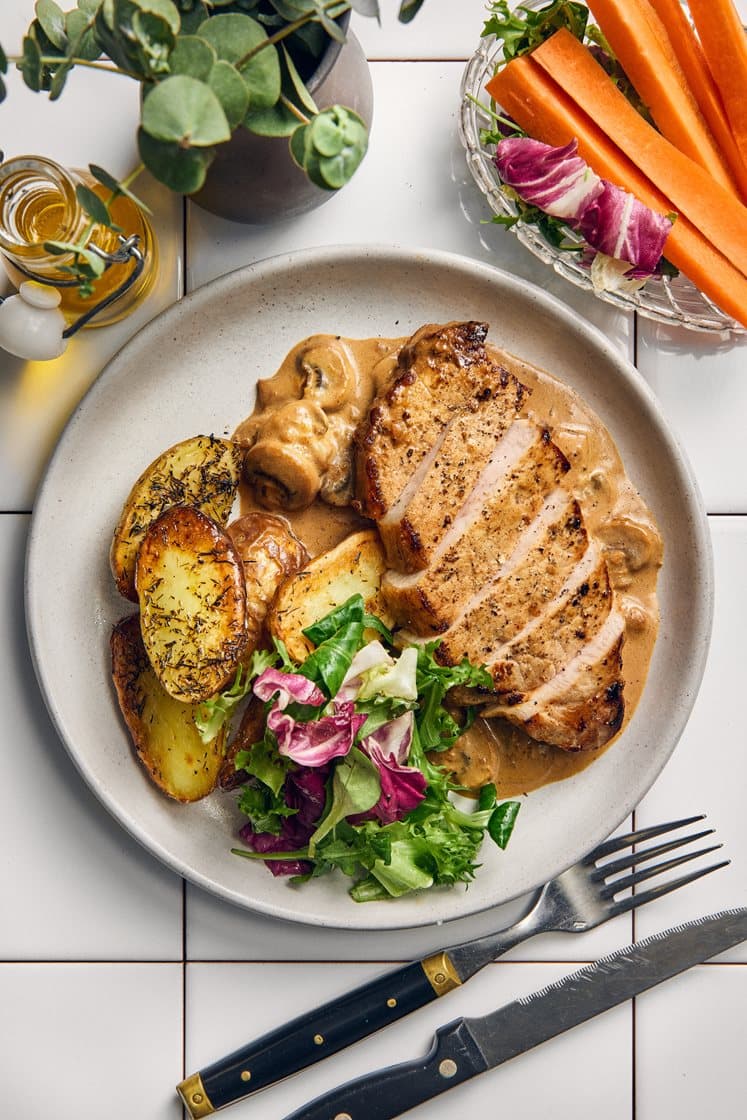 Fläskkotlett med champinjonsås och ugnsrostad potatis