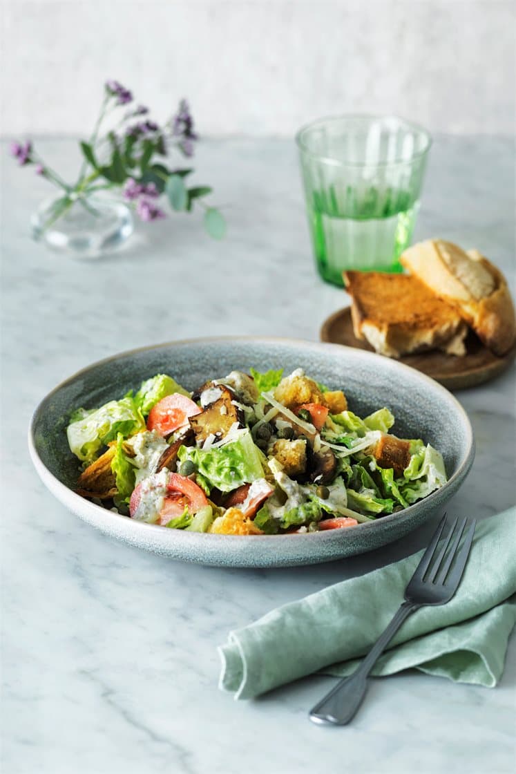 Vegetarisk ceasarsallad med kapris och vitlöksstekt portabello