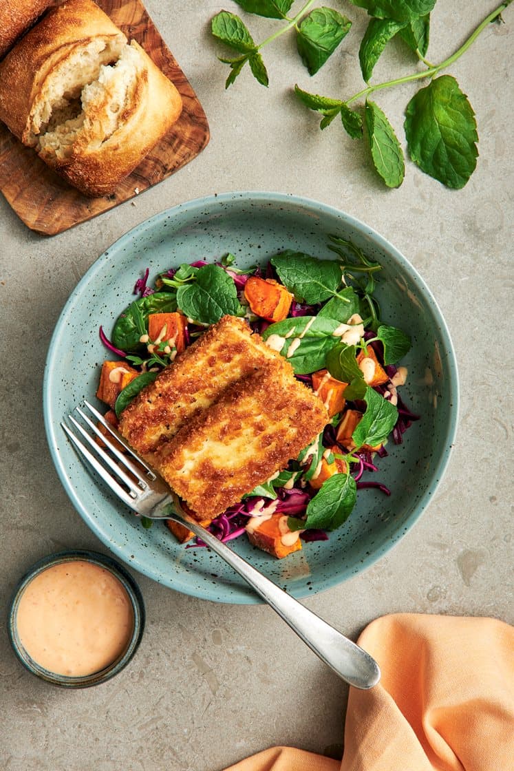 Crispy tofusallad med mynta, sötpotatis och srirachamajonnäs 