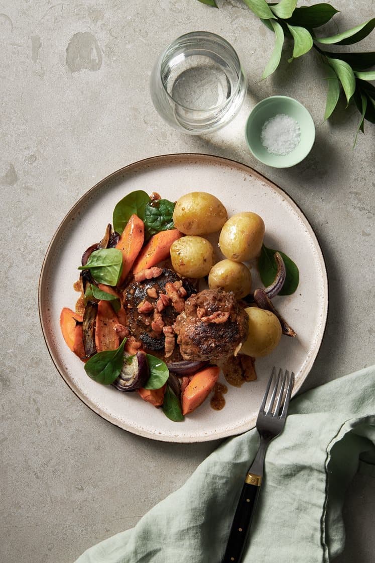 Nötfärsbiffar med vitlökssky, bacon och potatis