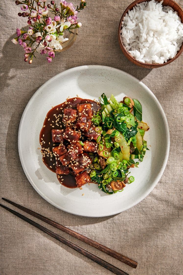 Chinese tofu med salladslök, jasminris och sesamwokade grönsaker