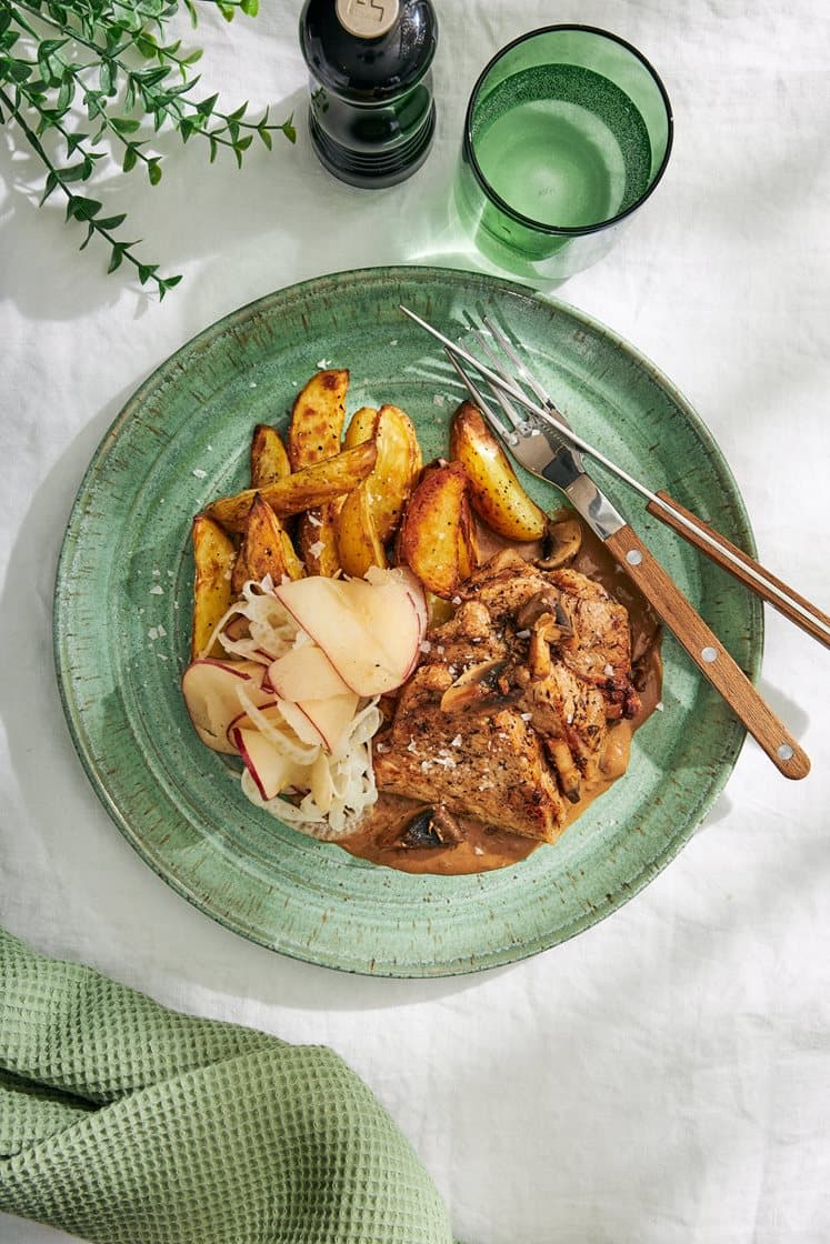 Fläskmedaljonger med svampsås, rostad potatis och äpple- och fänkålssallad