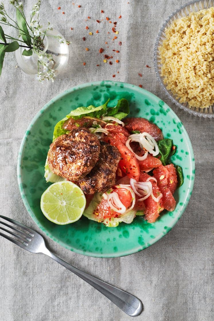 Korianderkryddade färsbiffar med citrussallad och couscous
