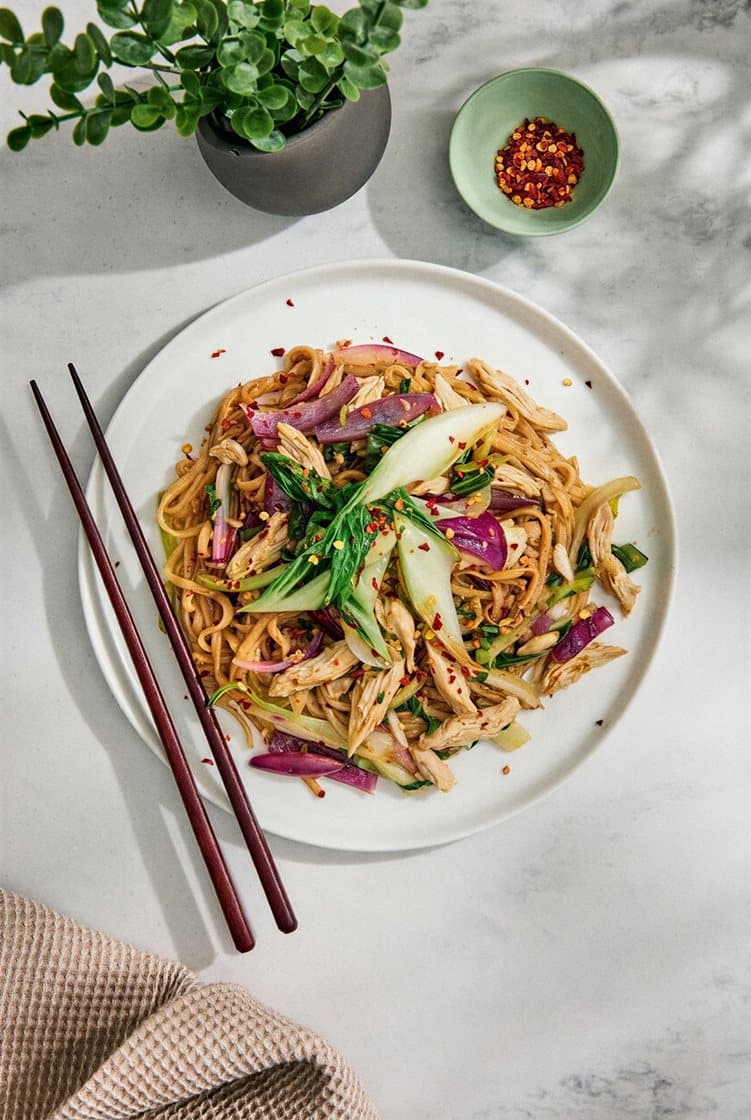 Pad See Ew - wokade nudlar med sojasås, kyckling och pak choy