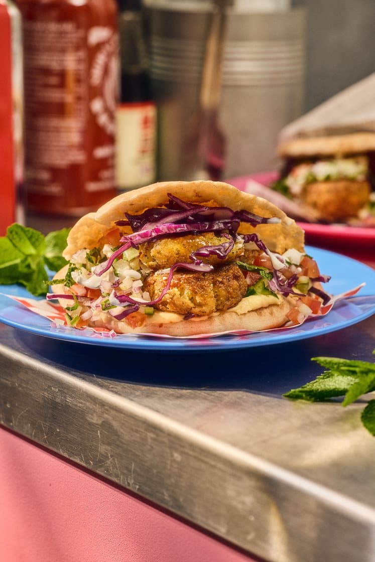 Falafel i pitabröd med myntasallad, yoghurtsås och hummus