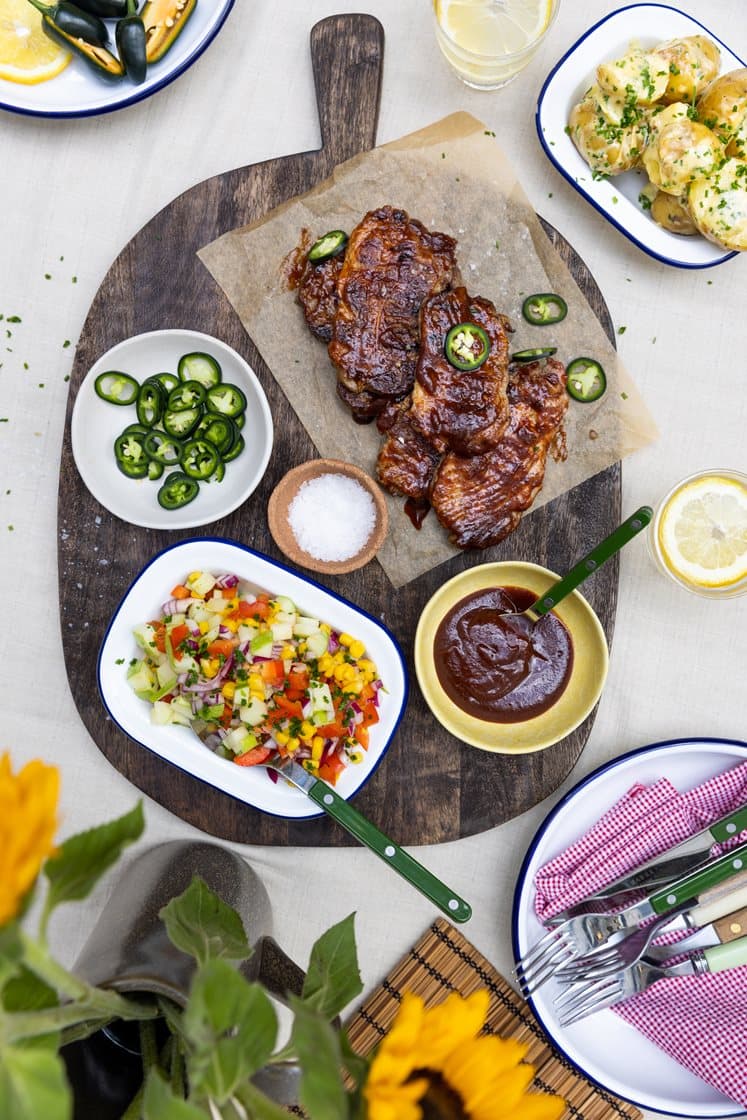 BBQ-glaserad fläskkarré med senapsmarinerad potatissallad och jalapeño