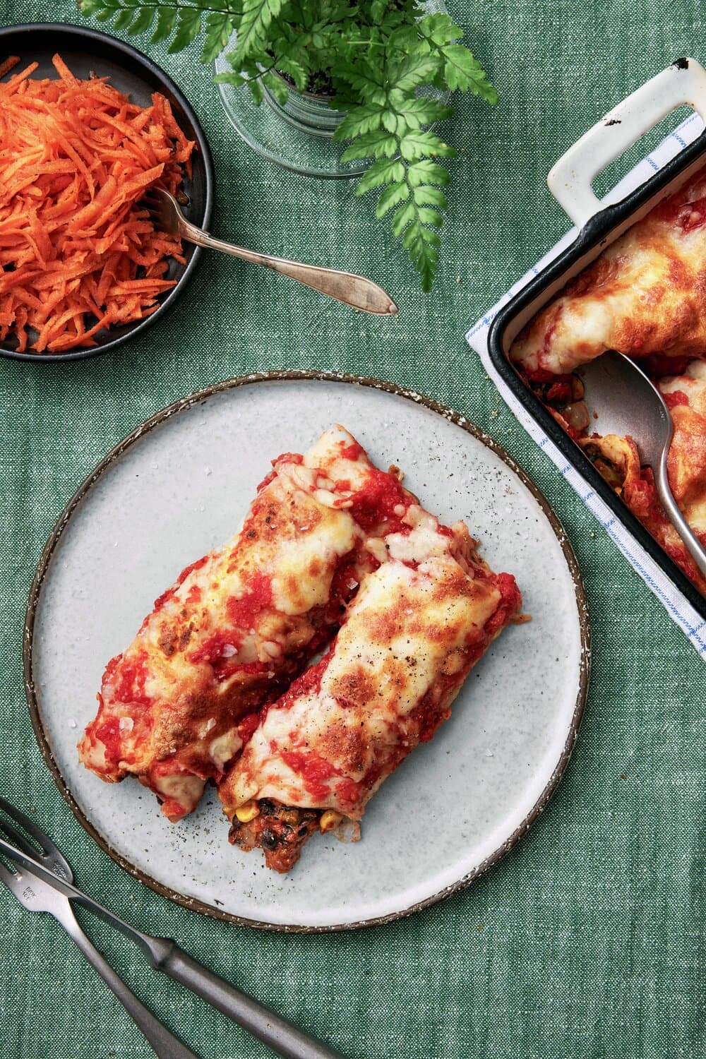 Enchiladas de frijoles - vegetariska enchiladas med bönor och majs